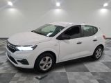 la voiture blanche est garée dans le garage sur un sol en damier