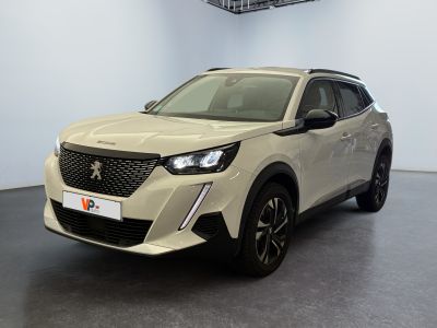 un SUV blanc garé dans une pièce au sol noir