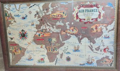 une image représentant une carte du monde accrochée au mur
