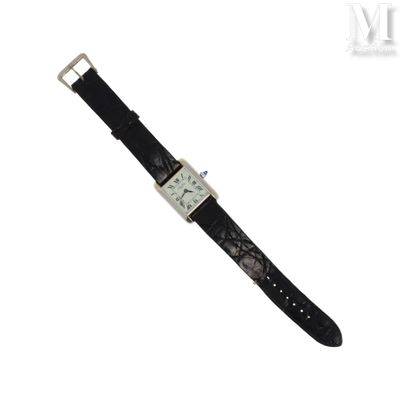 l'image d'une montre-bracelet avec un bracelet en cuir noir