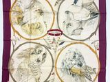 une photo d'un foulard carré orné d'un motif représentant des oiseaux