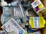 une boîte en carton remplie d'articles divers à vendre