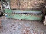une machine qui se trouve à l'intérieur d'un bâtiment