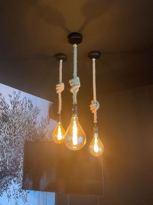 trois ampoules suspendues au plafond d'une pièce
