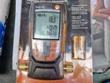 une photo d'un thermomètre numérique posé sur une table