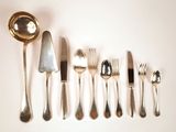 beaucoup de cuillères et de couverts en argent sur une table
