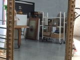 un miroir posé sur le sol d'une pièce
