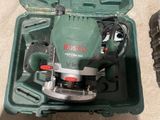 une boîte à outils verte contenant une scie circulaire