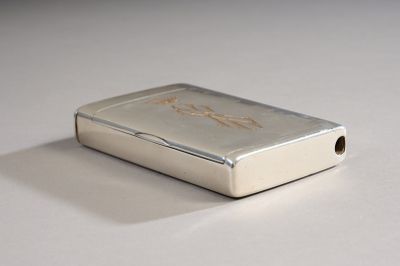 un briquet argenté posé sur une surface blanche