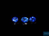 trois saphirs bleus sur fond noir
