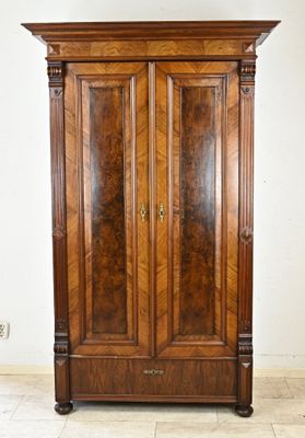 image d'une armoire en bois dans une pièce