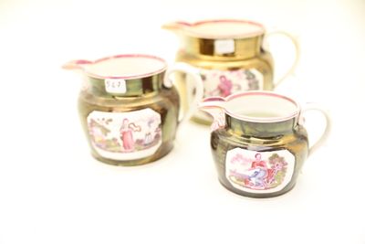 trois pots de confiture posés sur une surface blanche