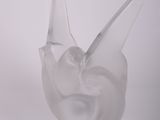 un oiseau en verre transparent posé sur une table
