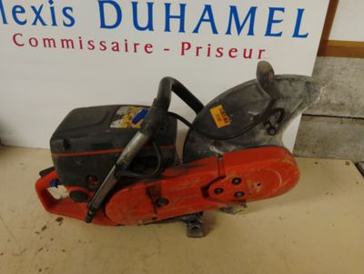 a picture of a chainsaw sitting on a table