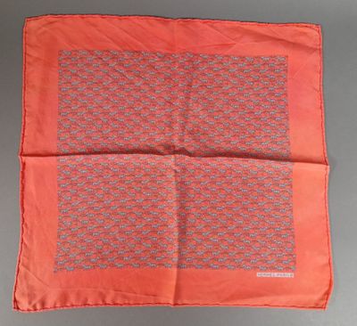 une pochette en soie orange à motifs