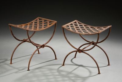 paire de tabourets en fer et en bois aux pieds ajourés