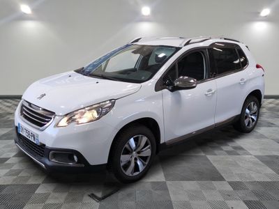 la voiture blanche est garée sur un sol en damier dans le garage