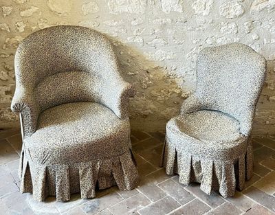 deux chaises assises l'une à côté de l'autre sur le sol