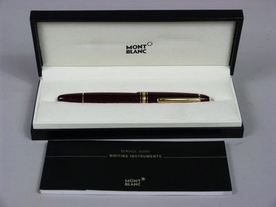 un stylo qui se trouve dans une boîte sur une table