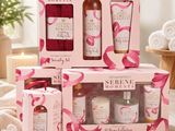 un lot composé de trois flacons de savon et d'une boîte de savon