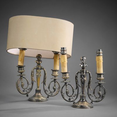 Paire de petits chandeliers en bronze argenté à deux bras de…