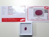 l'image d'un diamant rouge dans une boîte blanche posée sur une table