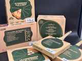 plusieurs boîtes d'ustensiles de cuisine posées sur une table