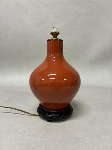 Lampe balustre en céramique à glaçure rouge orangé – Socle en boi