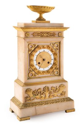 PENDULE BORNE en albatre et bronze doré, à décor de riches ornementati - Photo 1