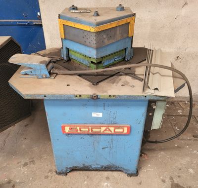 la photo d'une machine posée sur le sol
