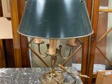 une lampe posée sur une table dans une pièce
