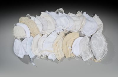 une pile de sous-vêtements posée sur une table