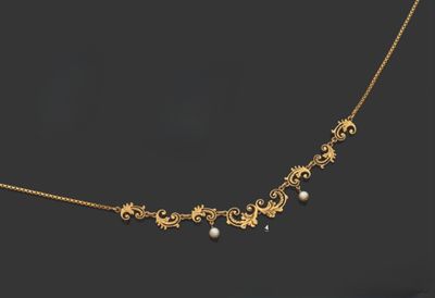 un collier en or et perles
