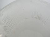 un gros plan sur un bol en plastique contenant beaucoup de nourriture