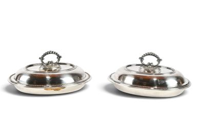 deux plats en métal argenté avec couvercles et poignées, sur fond blanc