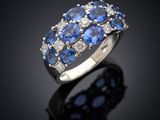 bague en saphir bleu et diamant sur fond noir