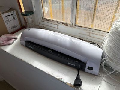 une photo d'une agrafeuse posée sur le rebord d'une fenêtre