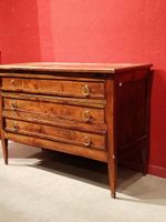 Commode à trois tiroirs en bois teinté. (photo 4)