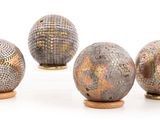 quatre types différents d'objets décoratifs sur une surface blanche