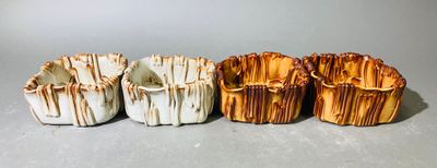 cinq types de vases différents alignés sur une table
