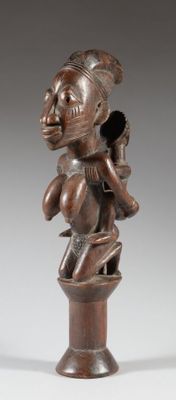une image représentant une statue en bois d'une femme tenant un bébé dans ses bras