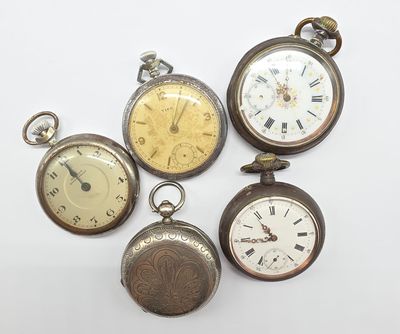 plusieurs types de montres de poche sont présentés sur une surface blanche