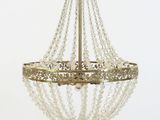 une image d'un lustre orné de perles suspendu au plafond