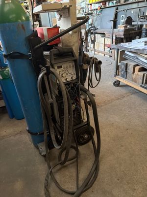 une photo d'une machine à souder dans un atelier