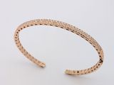 un gros plan sur un bracelet en or serti de diamants