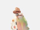 une figurine représentant une femme coiffée d'un chapeau