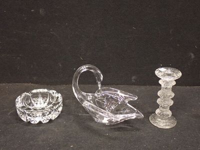 trois morceaux de verre posés sur une surface noire