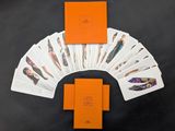 une boîte orange contenant un jeu de cartes et un jeu de société