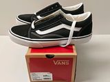 Baskets Vans Old Skooler noires et blanches, dans leur boîte