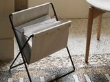 une chaise et une table dans le coin d'une pièce